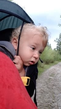 Dziecko w nosidełku turystycznym