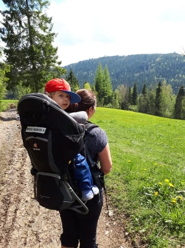 Rodzic z dzieckiem w nosidełku