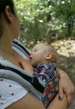 dziecko przytulone do mamy w nosidełku Tula
